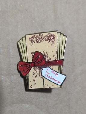 Harry Themed Gift Box Enamel Pin - Red Bow Harry Potter